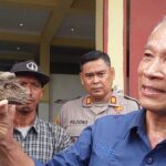 Prof basuki rahmad saat menunjukan batuan berwarna gelap yang diambil sebagai sampel sumber kompas Com